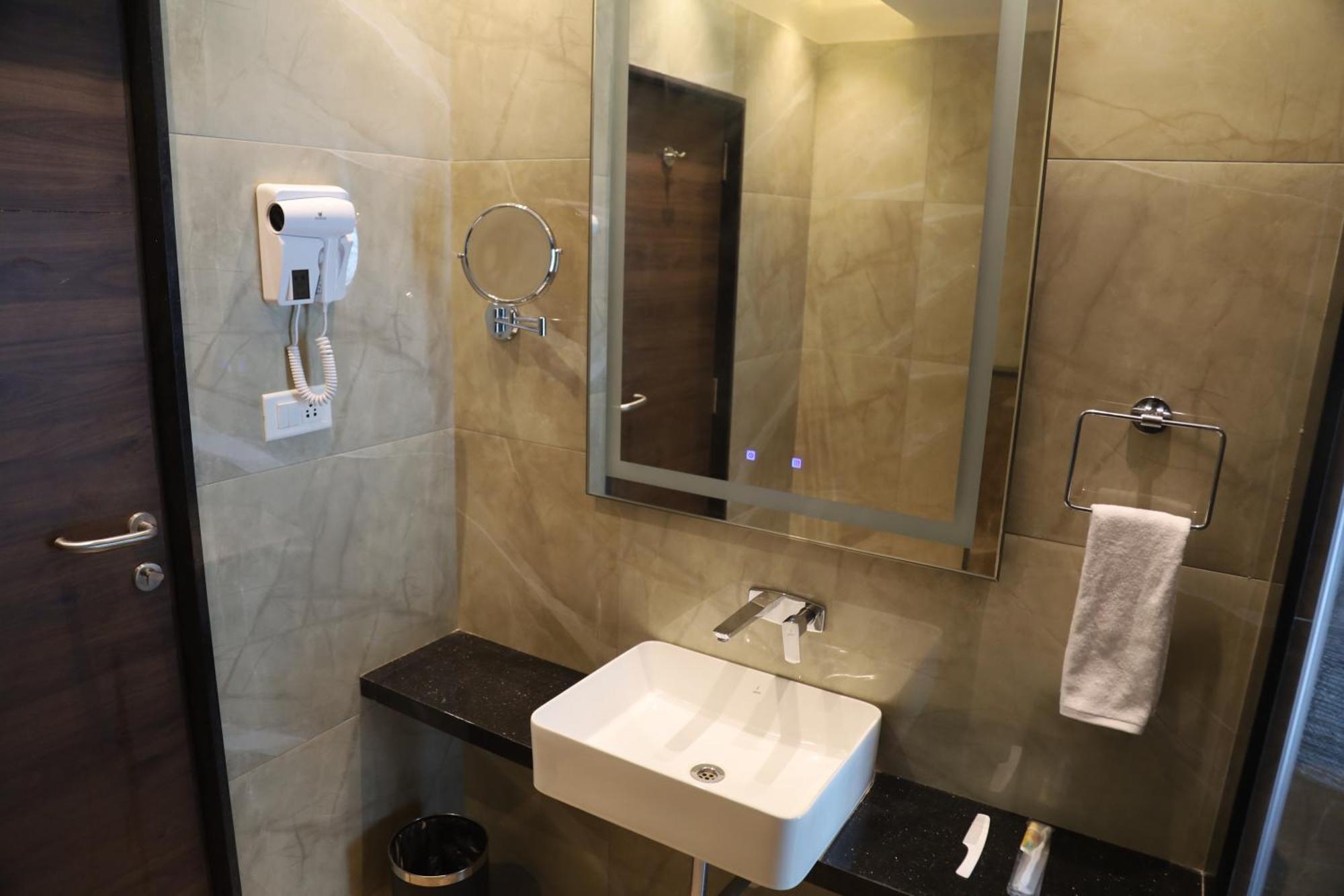 Kings Bury Inn 库姆巴科纳姆 外观 照片