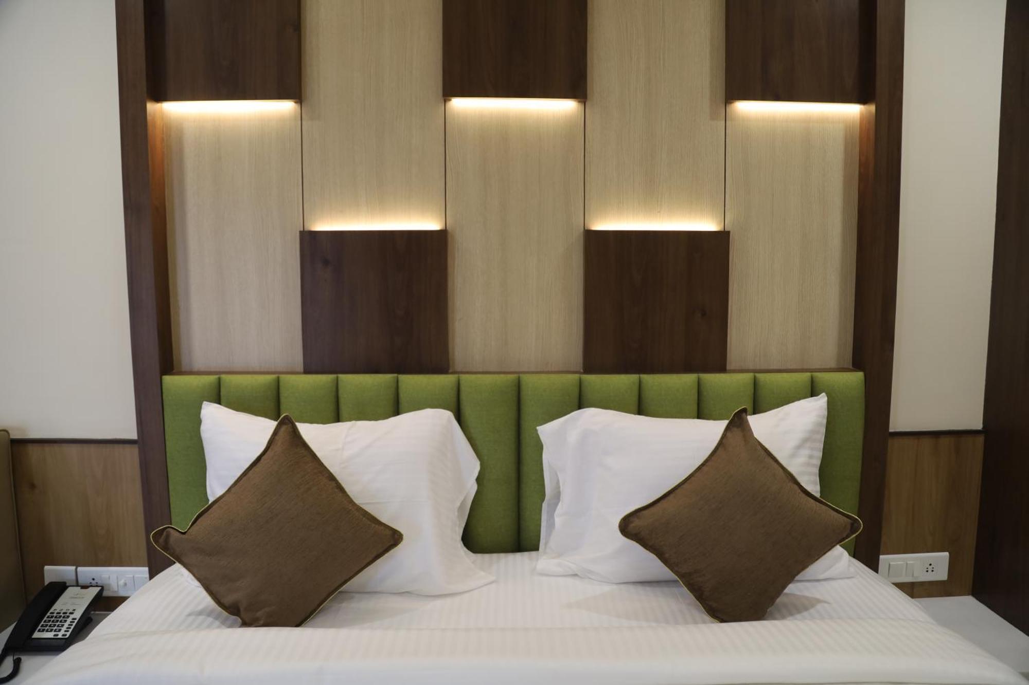 Kings Bury Inn 库姆巴科纳姆 外观 照片